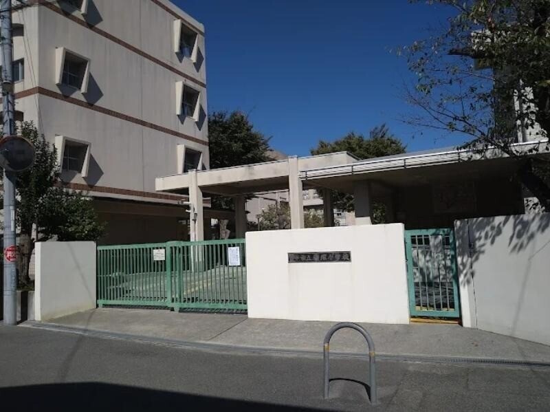 小学校　豊中市立桜塚小学校（小学校）まで376m