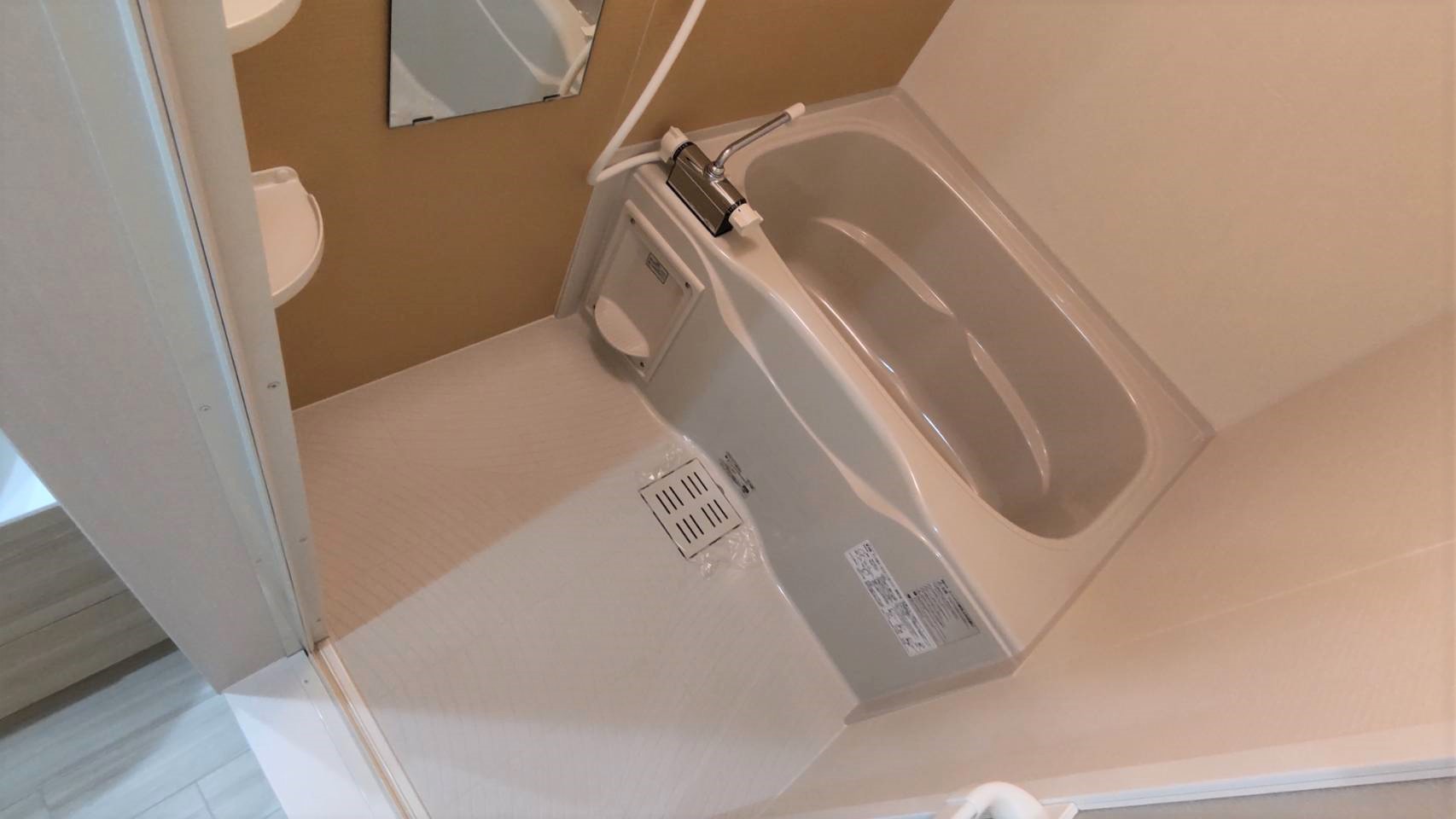 バス・シャワールーム　バストイレ別なのでお風呂でゆっくりできますね