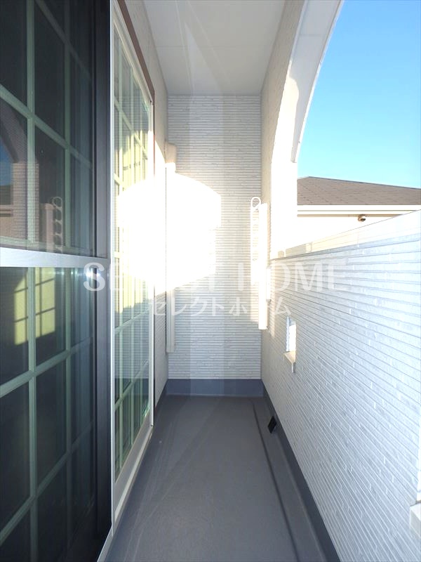 バルコニー　暖かな日差しのふりそそぐバルコニー