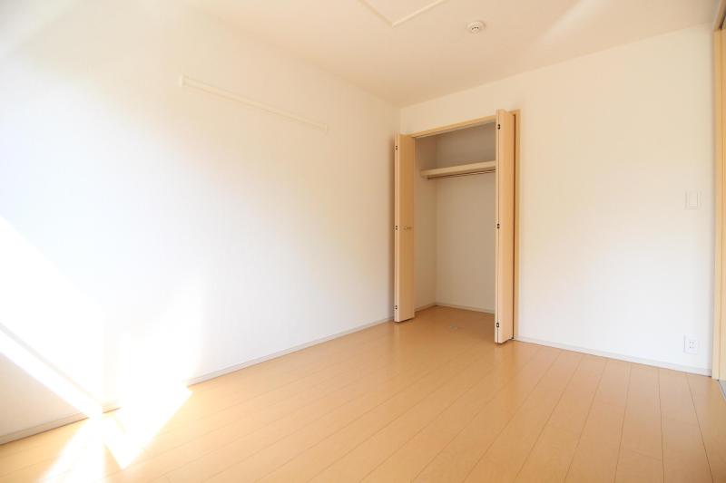 その他部屋・スペース　南側洋室のお部屋と収納