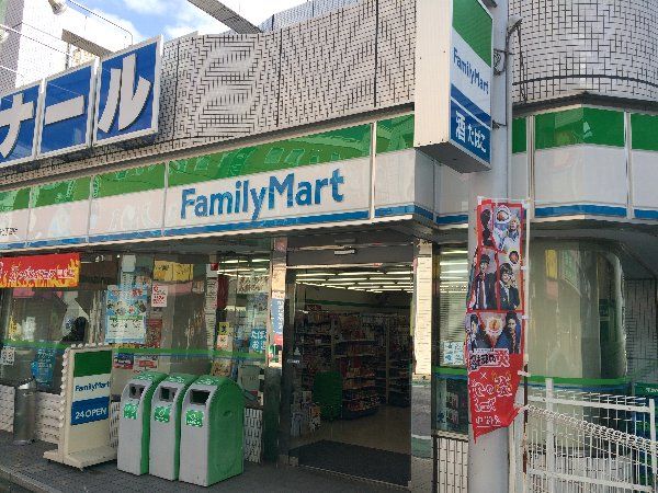 コンビニ　ファミリーマート横浜富岡西七丁目店（コンビニ）まで242m