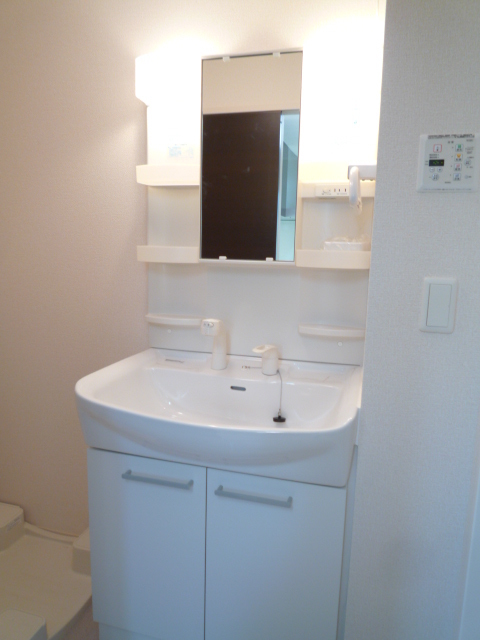 洗面設備　シャワー付洗面化粧台