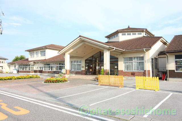 幼稚園・保育園　長浜市立六荘認定こども園（幼稚園・保育園）まで1001m