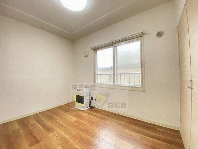 その他部屋・スペース　洋室に灯油ストーブ付きです♪