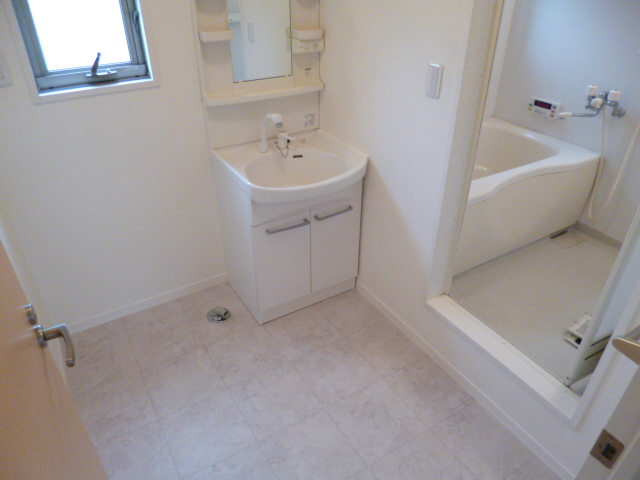 洗面設備　洗面に窓が付いていて明るいです☆