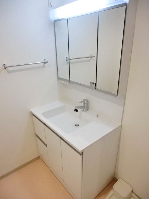 洗面設備　収納付き独立洗面台完備