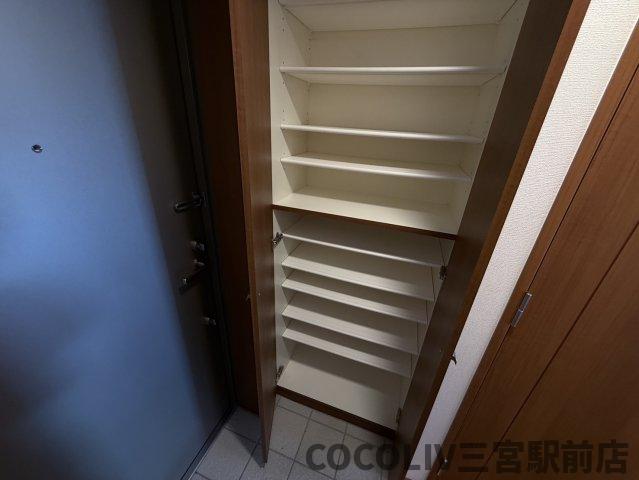 玄関　同物件別部屋写真