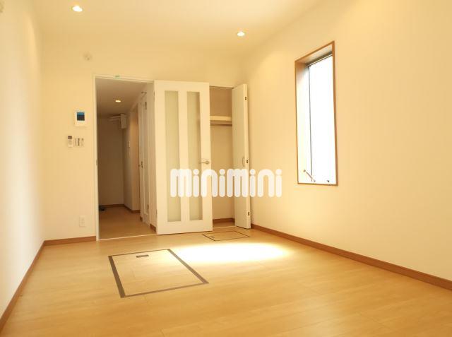 居室・リビング　横にも窓があり明るい室内です