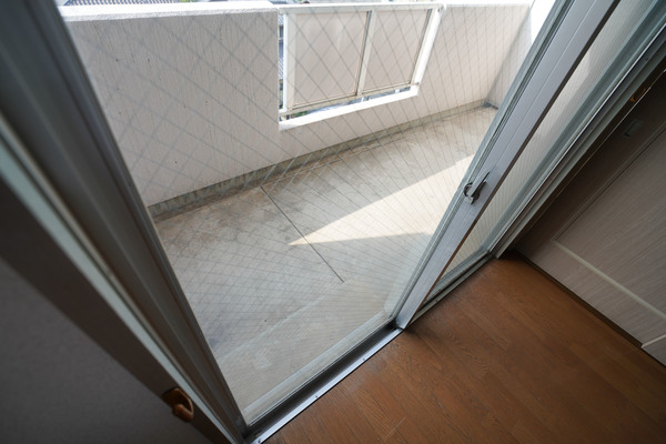 バルコニー　同じ建物の別のお部屋