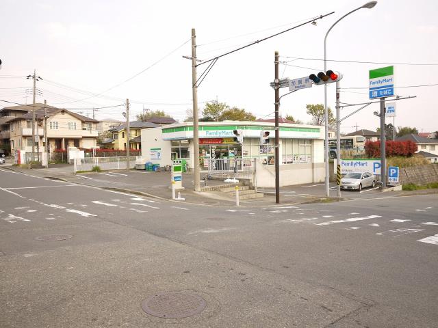 コンビニ　ファミリーマート都筑加賀原店（コンビニ）まで164m
