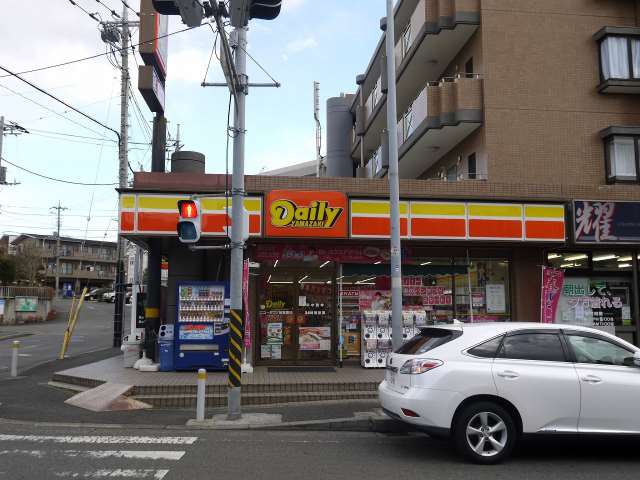 コンビニ　デイリーヤマザキニュータウン加賀原店（コンビニ）まで251m