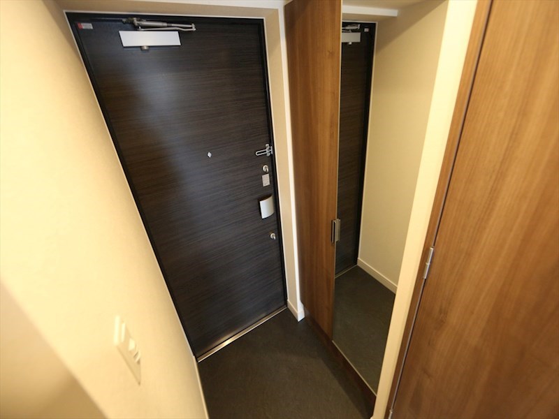 玄関　玄関　姿見鏡付き　シューズボックス付（収納充実してます）