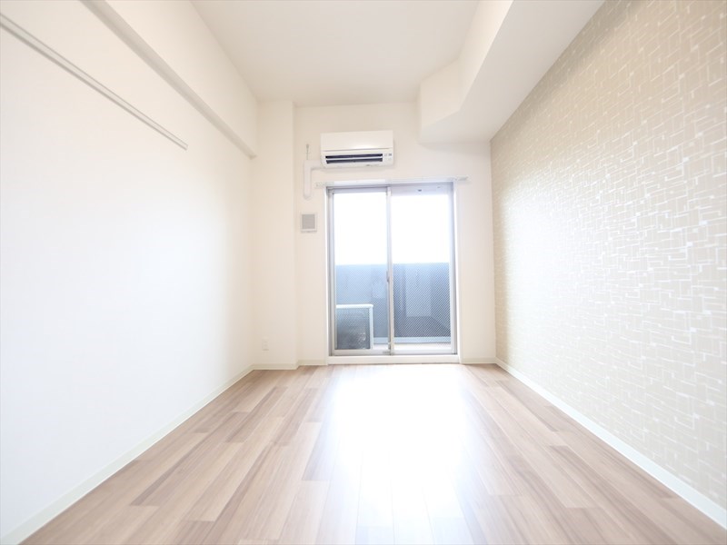 バルコニー　洋室8.2帖　エアコン完備　クローゼット付　バルコニー