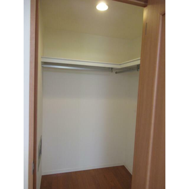 収納　同建物、別部屋の写真を使用しております。