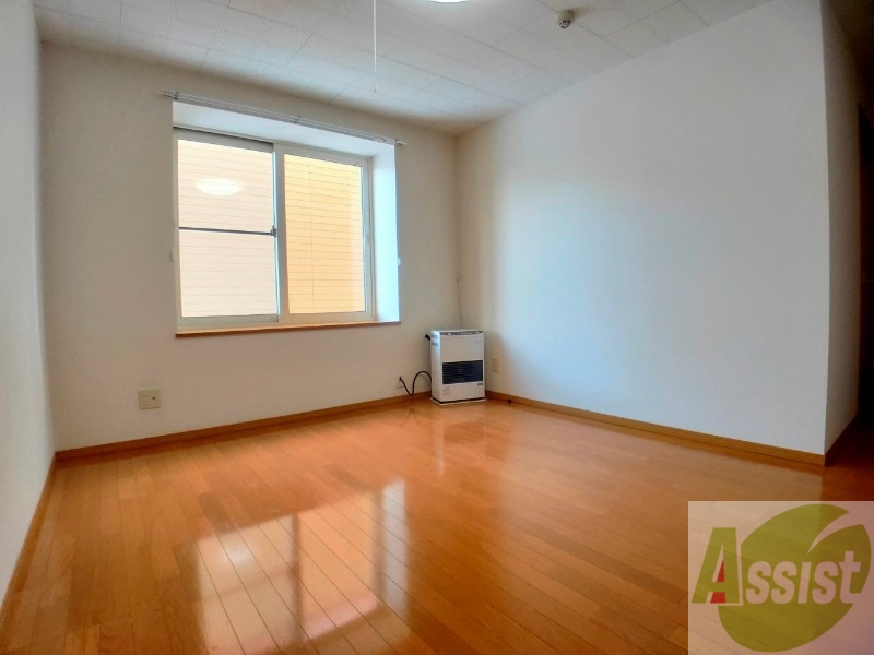 その他部屋・スペース　寝室はこちらです。光が差し込む、温かみのあるお部屋です。