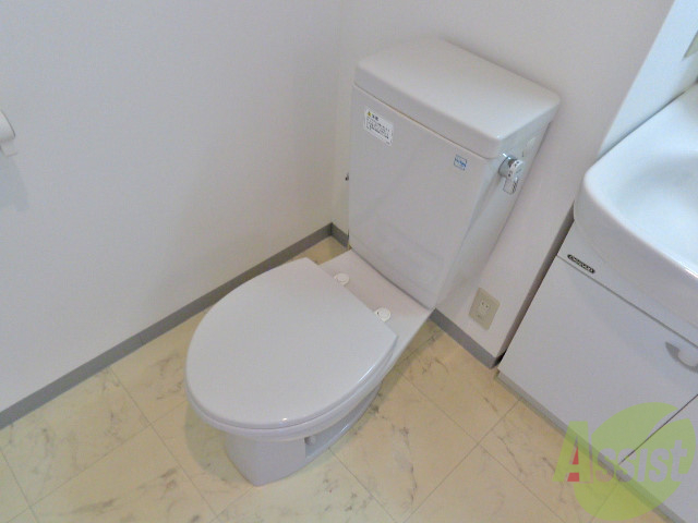 トイレ　必ず使うもう一つの最小個室もお洒落に