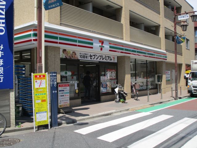 コンビニ　セブンイレブン（コンビニ）まで200m