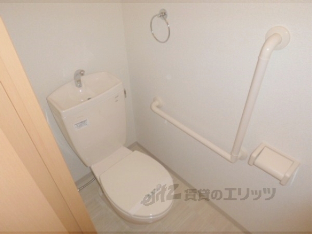 トイレ　手すり付いてます。