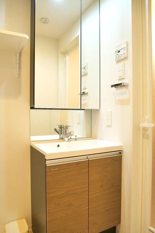 洗面設備　朝の身支度に便利な独立洗面台☆