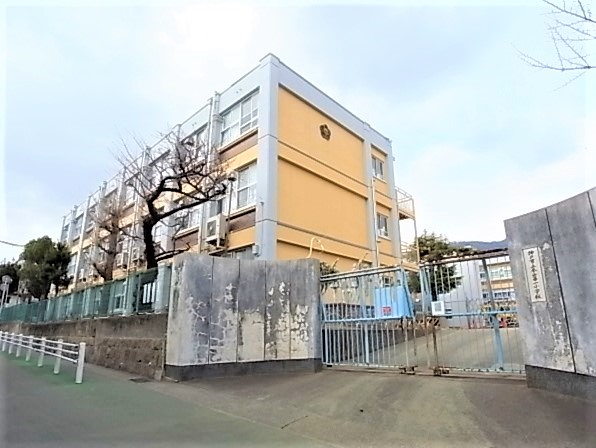 小学校　神戸市立本山第一小学校（小学校）まで653m