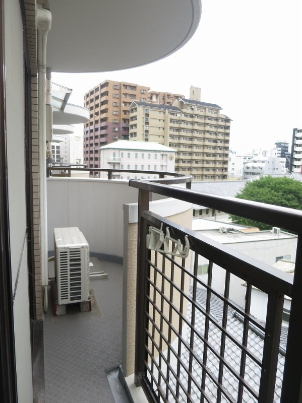 バルコニー　バルコニーからの眺めを楽しみながら食事をしませんか