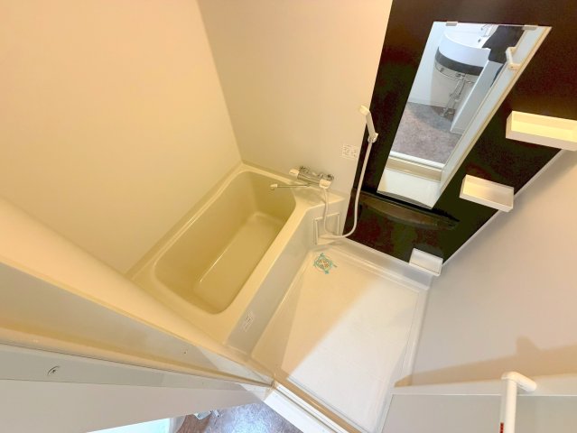 バス・シャワールーム　バスルームはトイレと別々で、広々としていますよ。