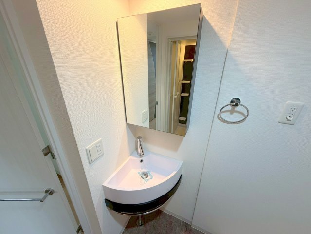 洗面設備　身支度が出来る独立洗面台です。