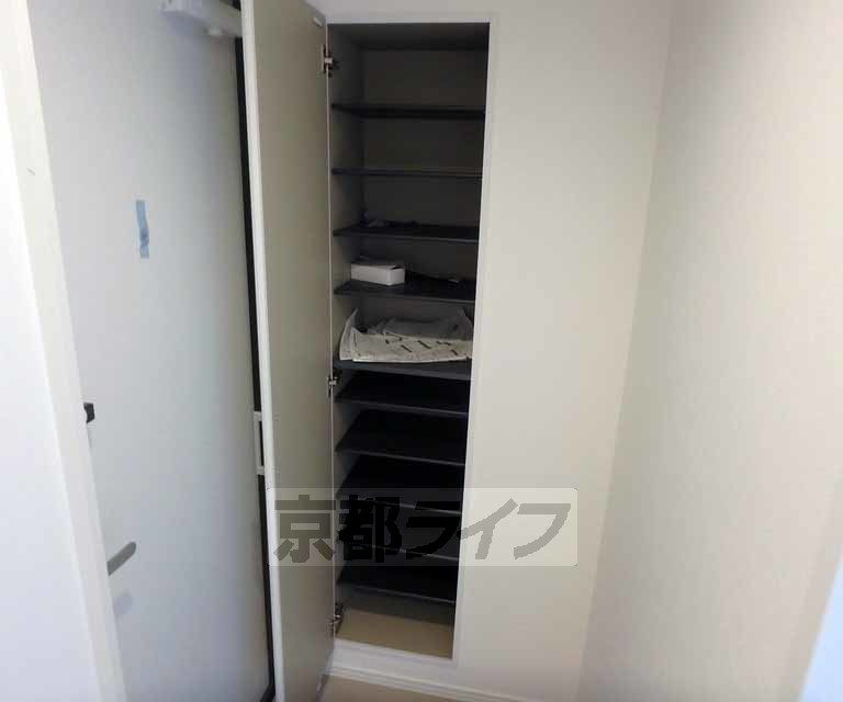 玄関　大きな下駄箱つきです。