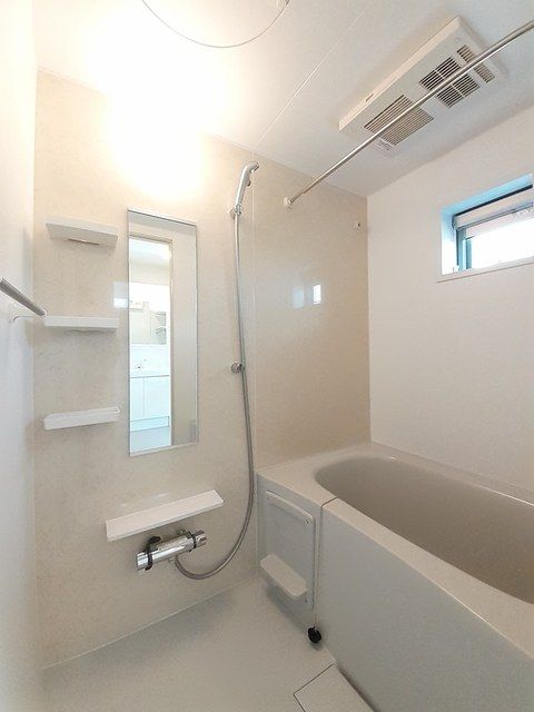 バス・シャワールーム　コンパクトで使いやすいお風呂です