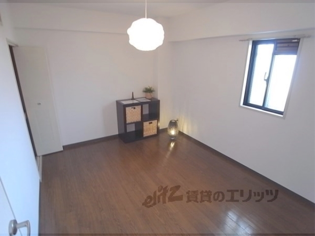 居室・リビング　玄関横の洋室