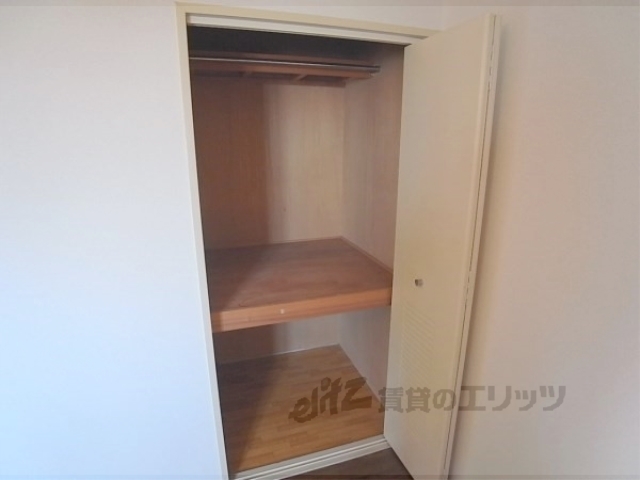 収納　玄関横の洋室