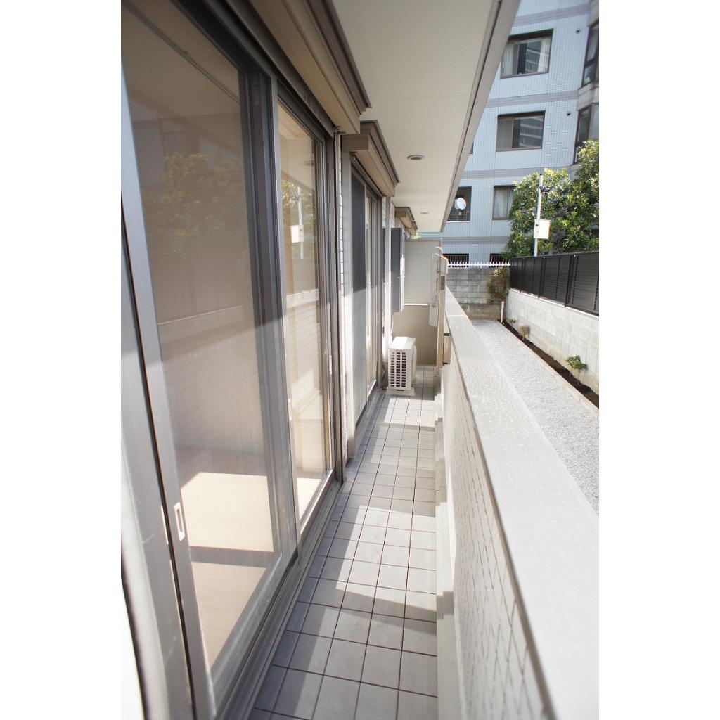 バルコニー　南向きで明るい！２部屋にまたがるバルコニー！