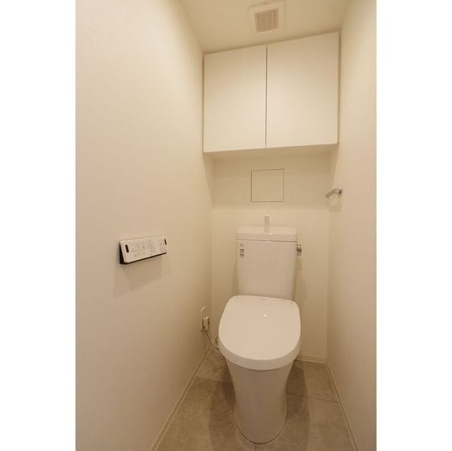 トイレ　落ち着いた色調のトイレです