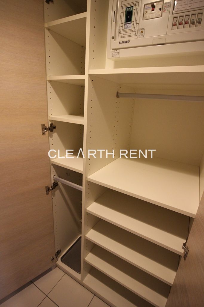 玄関　トール型下足入れ