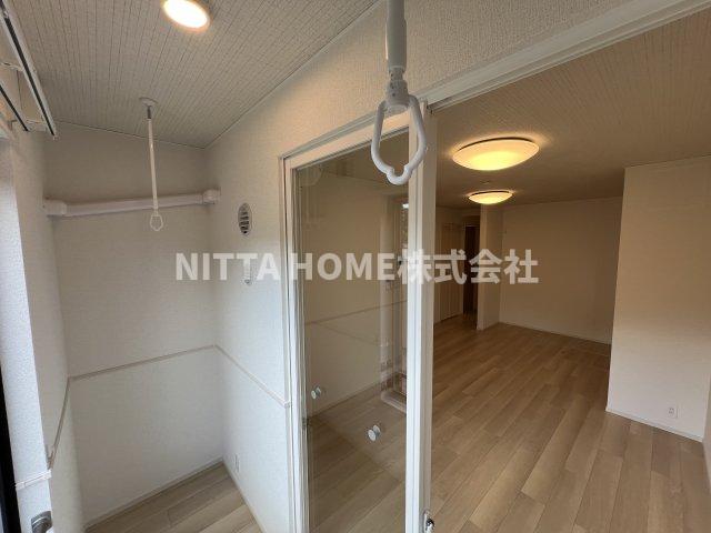 バルコニー　日当たりの良い１．５帖のサンルーム付き＊