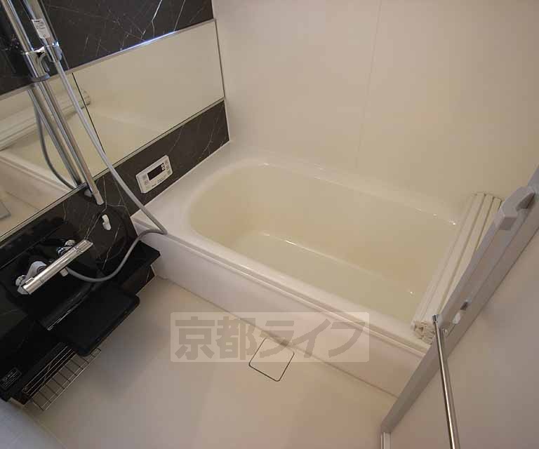 バス・シャワールーム　追い焚き付きの大きなバスルームです。