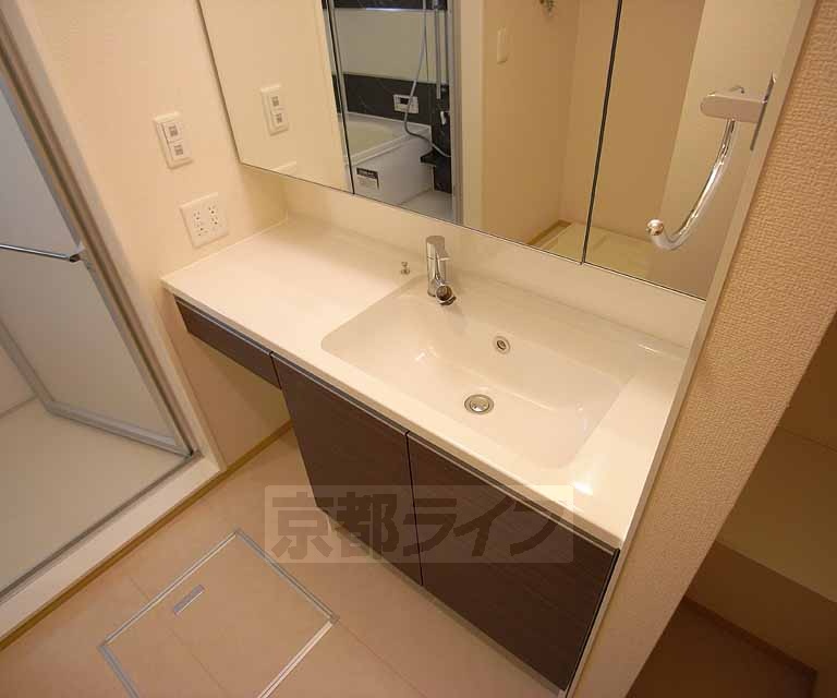 洗面設備　収納の多い大きな洗面所です。