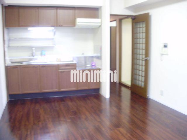 居室・リビング　床がこげ茶で高級感があります。