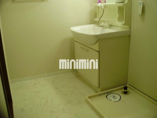 洗面設備　広めの脱衣スペース。