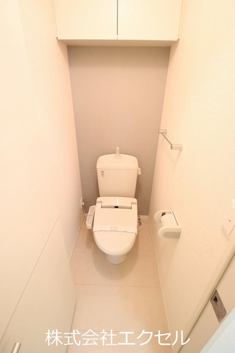 トイレ　温水洗浄便座です。