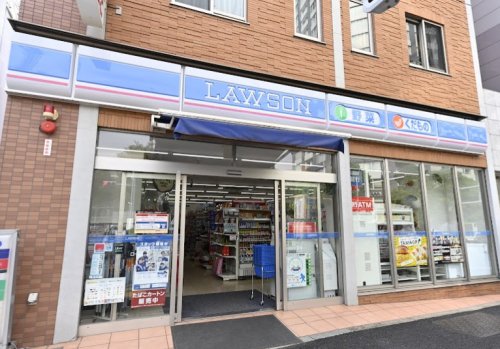 コンビニ　ローソン 市谷仲之町店（コンビニ）まで32m