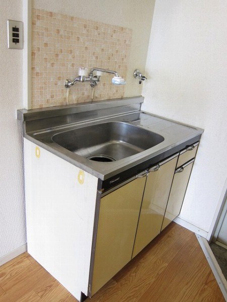 キッチン　お料理スペースは最小限。簡単な自炊なら十分です