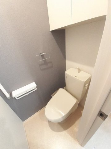 トイレ　落ち着いた色調のトイレです