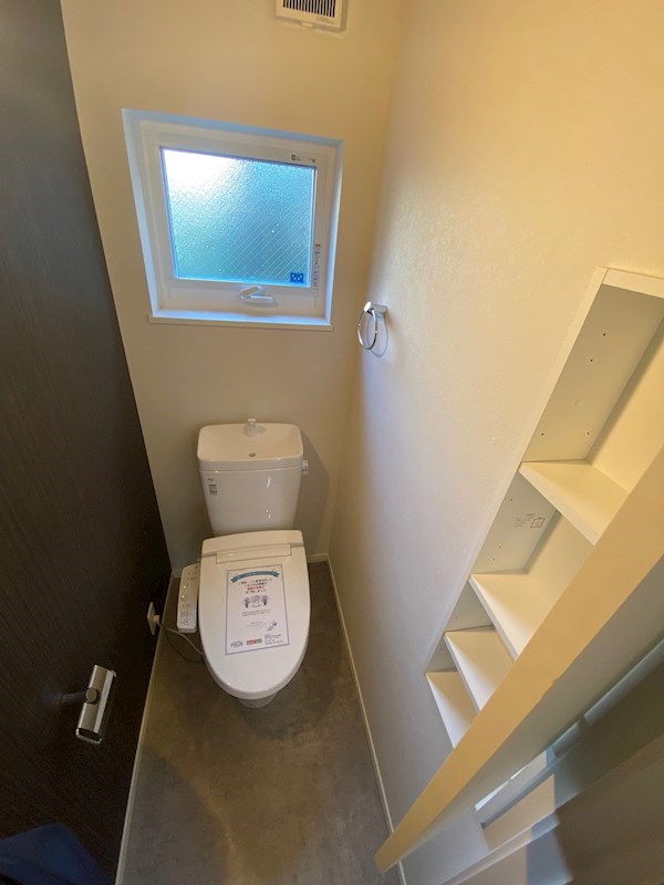 トイレ　温水洗浄機能つき便座です