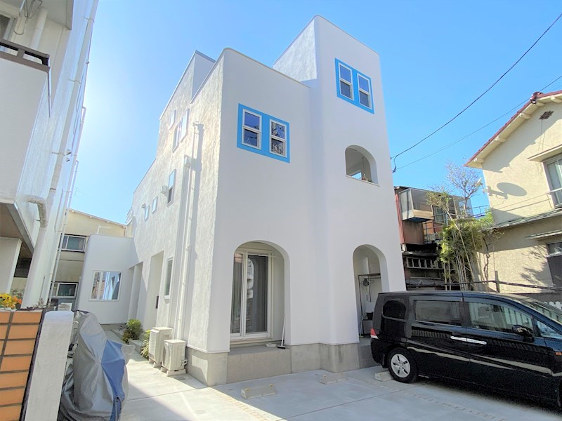 建物外観　五反野駅から徒歩3分（240ｍ）