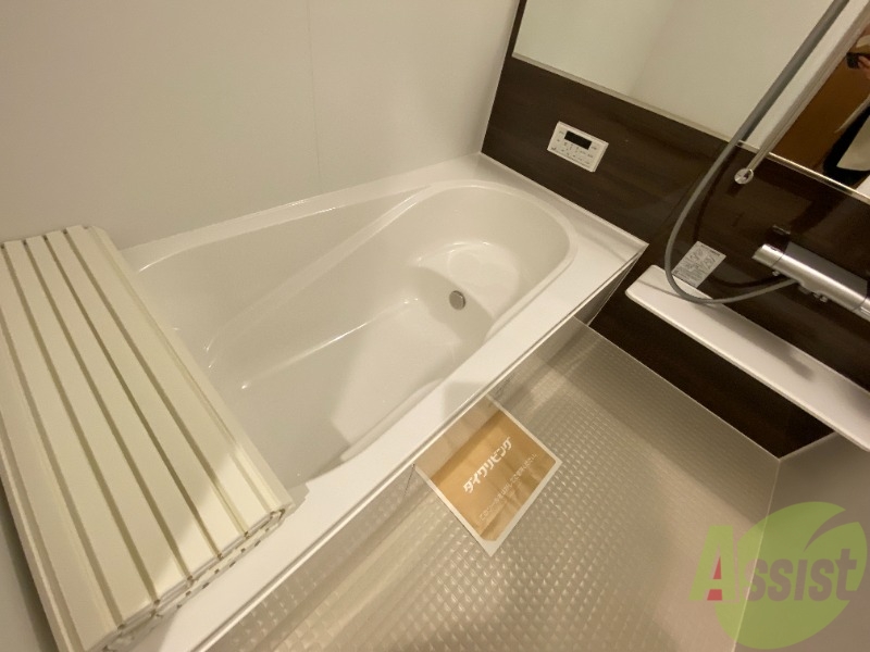 バス・シャワールーム　お風呂は広々としていて、一日の疲れもしっかり取れそう。