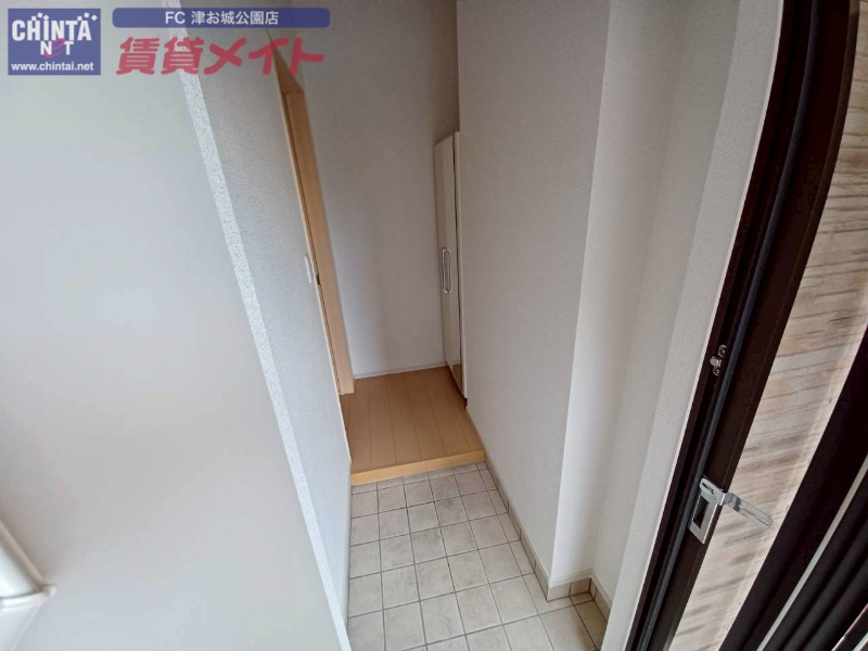玄関　同タイプ部屋写真です。