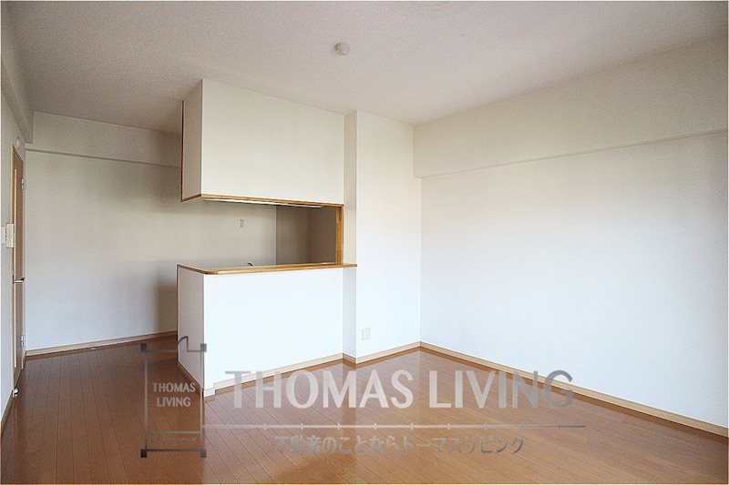 居室・リビング　カウンターキッチンでリビングを見渡せます。