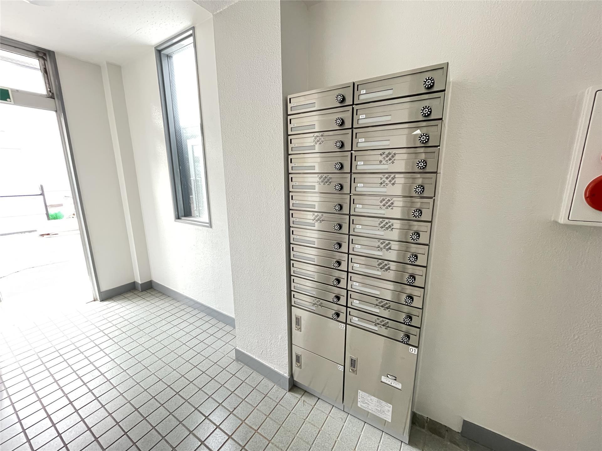 その他　宅配ＢＯＸ付きの集合ポストです