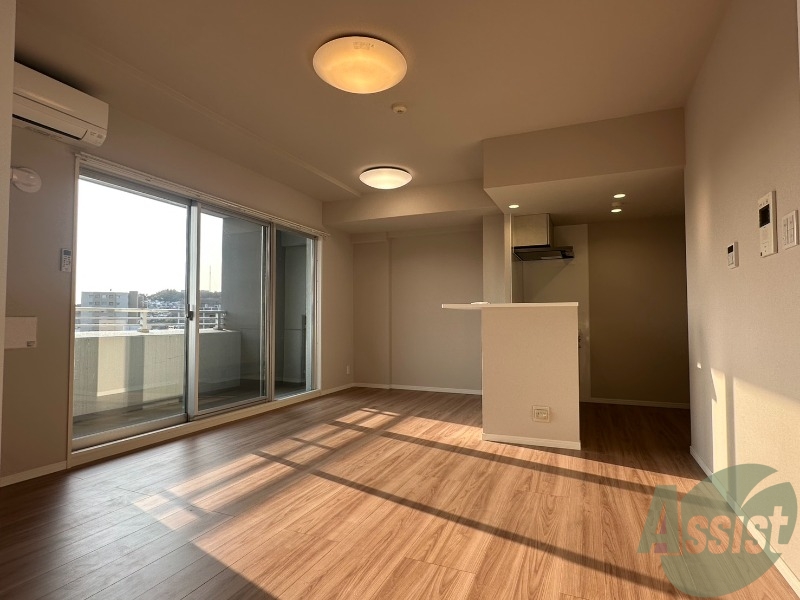 居室・リビング　広々としたリビングルームです。落ち着いた雰囲気ですね。